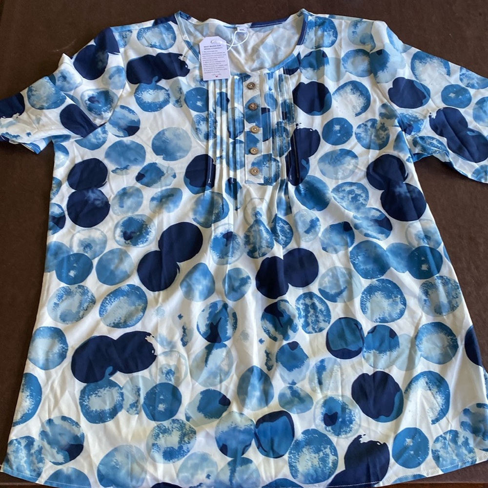 NWT smoke free home white with blue large dots.  XXL fits like XL lightweigh